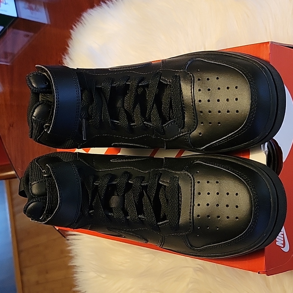 Nike Sneakers - Picture 5 of 7